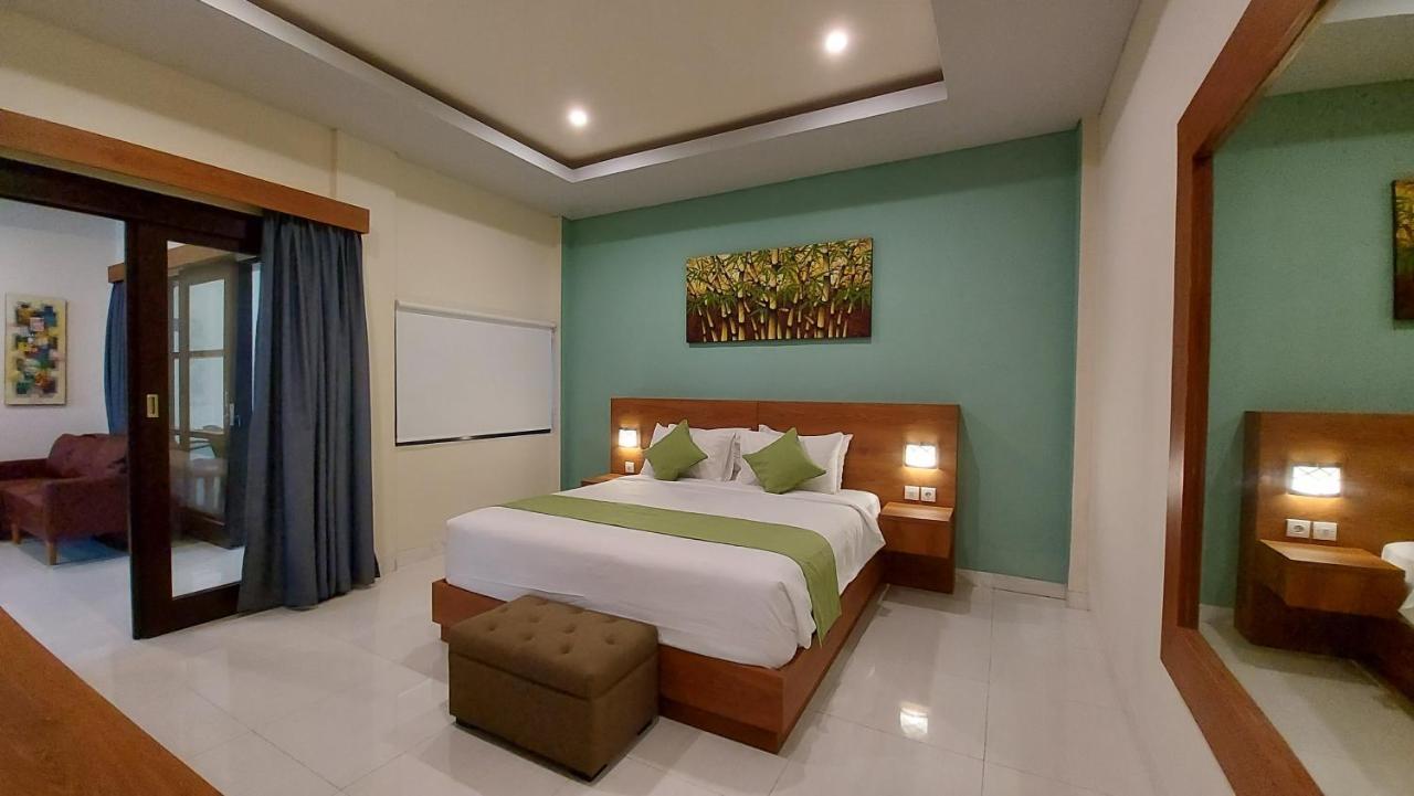 The New Moon Seminyak Hotel Exterior photo