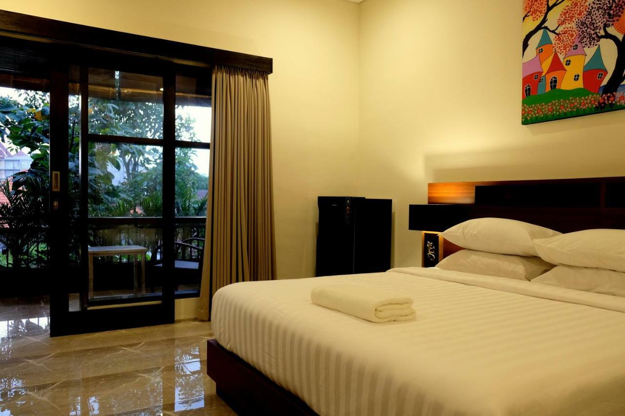The New Moon Seminyak Hotel Exterior photo